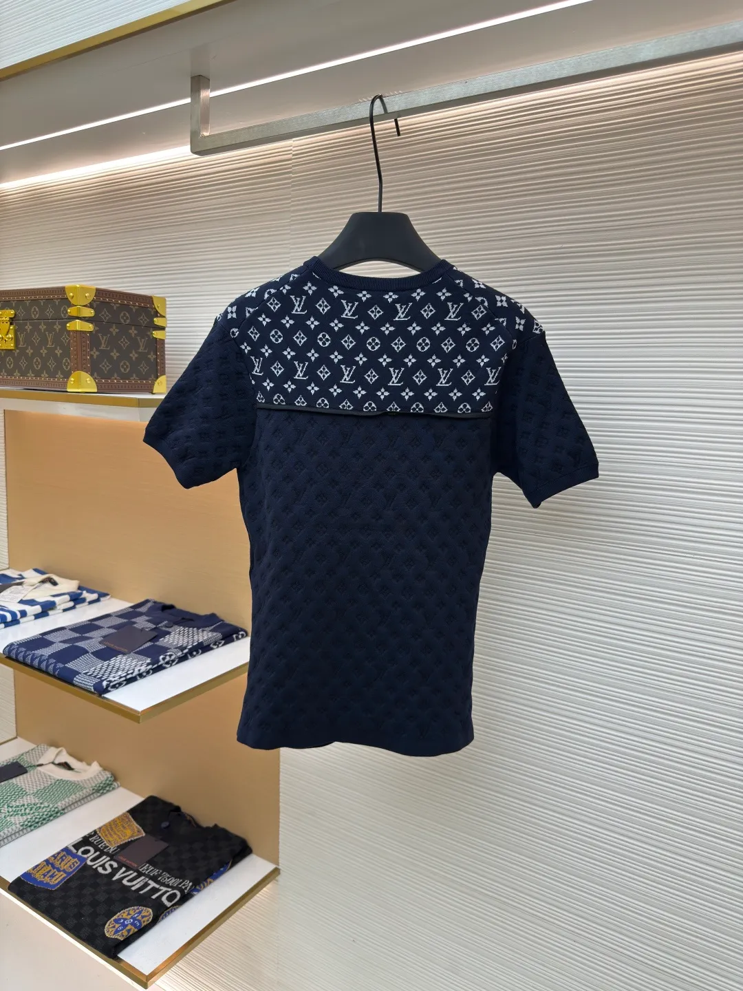 LOUIS VUITTON Knitted Jacquard Short Sleeves [Women's Wear] ●Authentic product: Purchased and developed by 15222 ●Item number: 1680362-A45 ●Fabrics: pure cotton fabric ●Technology: knitted jacquard production ●Version: fitted version ●Weight: about 260 grams ●Size: S-M-L ●Description: High-count and high-density mulberry silk blended fabric, woven using double-sided jacquard technology. The entire fabric has a full and three-dimensional texture. It is different from the common printing or patching treatments on the market. The entire fabric has the presbyopia pattern embedded into the yarn structure during the weaving process. The pattern truly comes with the weaving and is not superimposed in the later stage. The pattern has a strong three-dimensional effect, does not fade, fall off or crack after long-term washing. It feels soft and stiff, and has a stable and advanced texture. , the lower part is treated with high-temperature shaping and embossing. Through the layered changes of light, shadow and tissue, it shows a low-key and exquisite Logo shading. It looks pure and calm from a distance, and rich in details when seen up close. The overall wiring is straight and delicate, the fabric is comfortable and soft, and the color is consistent without color difference. It can be matched with the same style to create a fashionable look and control various occasions. Customized accessories, complete with three standards, same style for men and women!